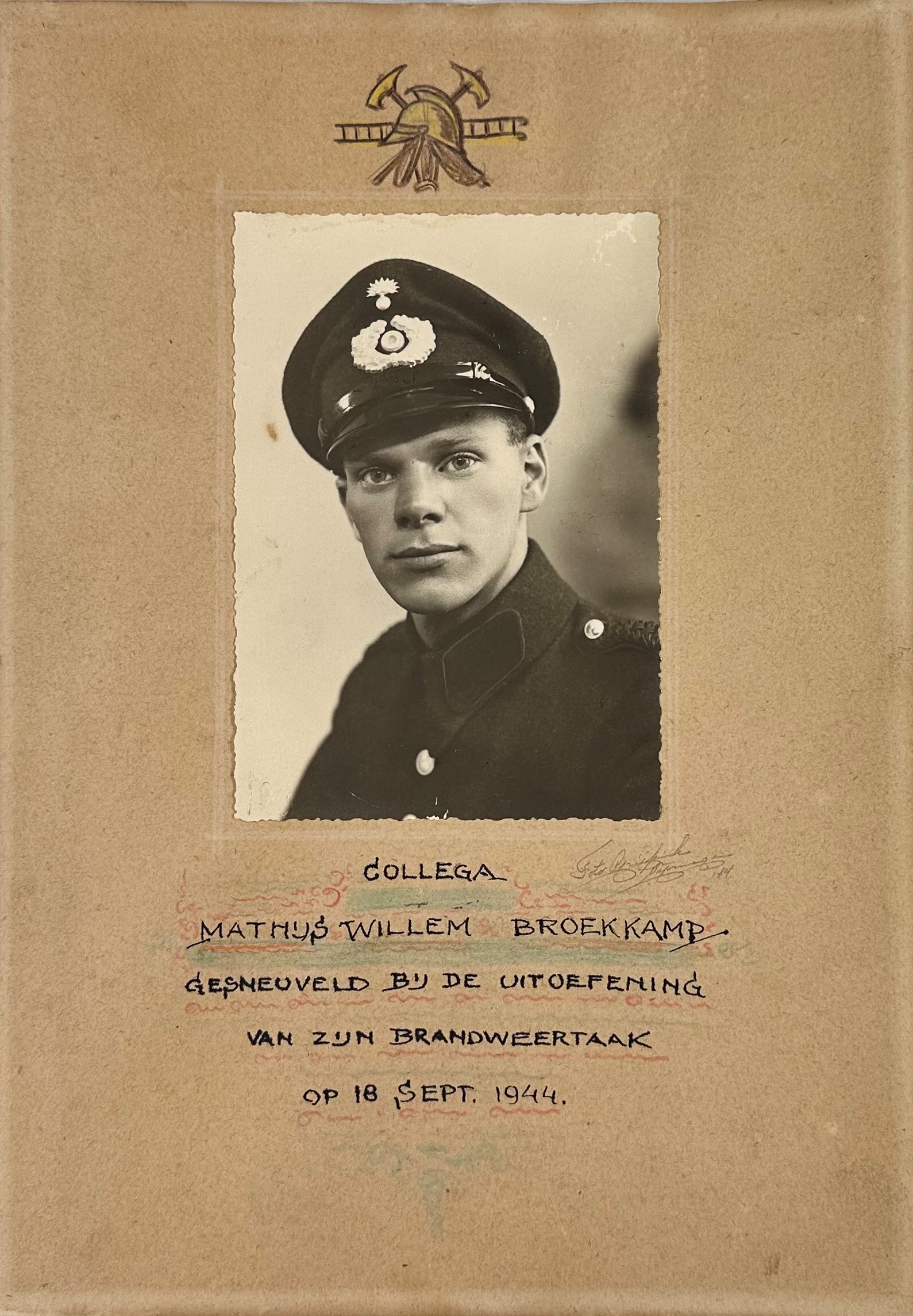 Foto in uniform van Mathijs Willem Broekkamp met de tekst: Collega Mathijs Willem Broekkamp. Gesneuveld bij de uitoefening van zijn brandweertaak op 18 sept. 1944.
